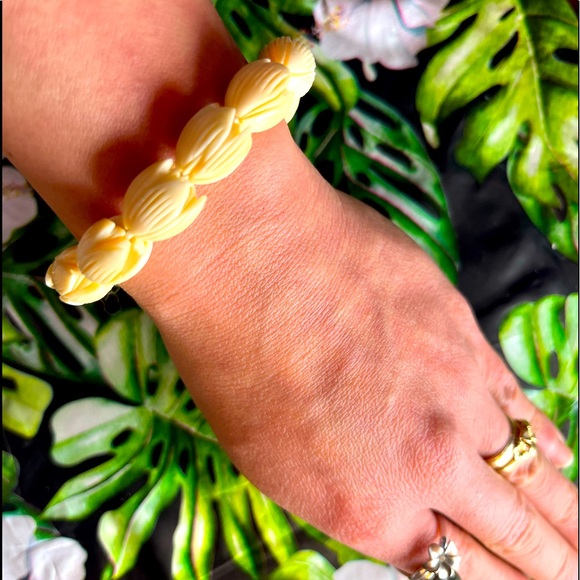 Vintage 🏝Bovine Carved Pikake Lei Hawaiian necklace - Picture 5 of 10